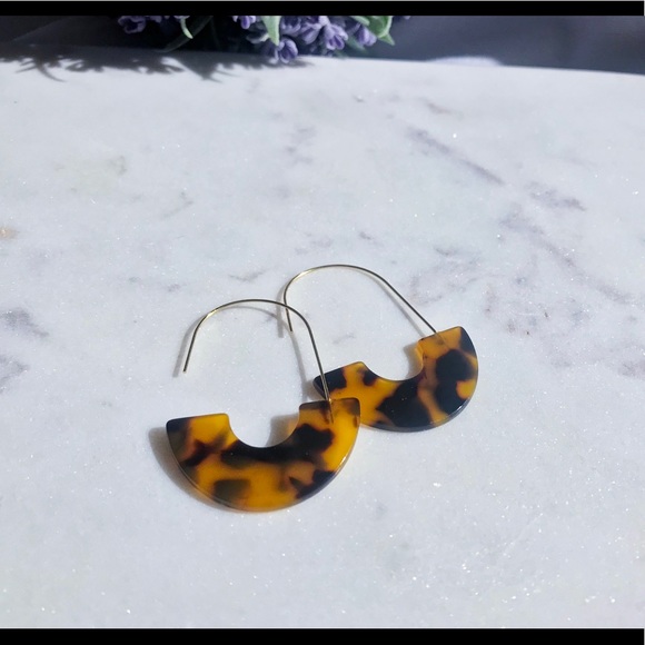 Tortoise shell dangle earrings - Picture 4 of 8